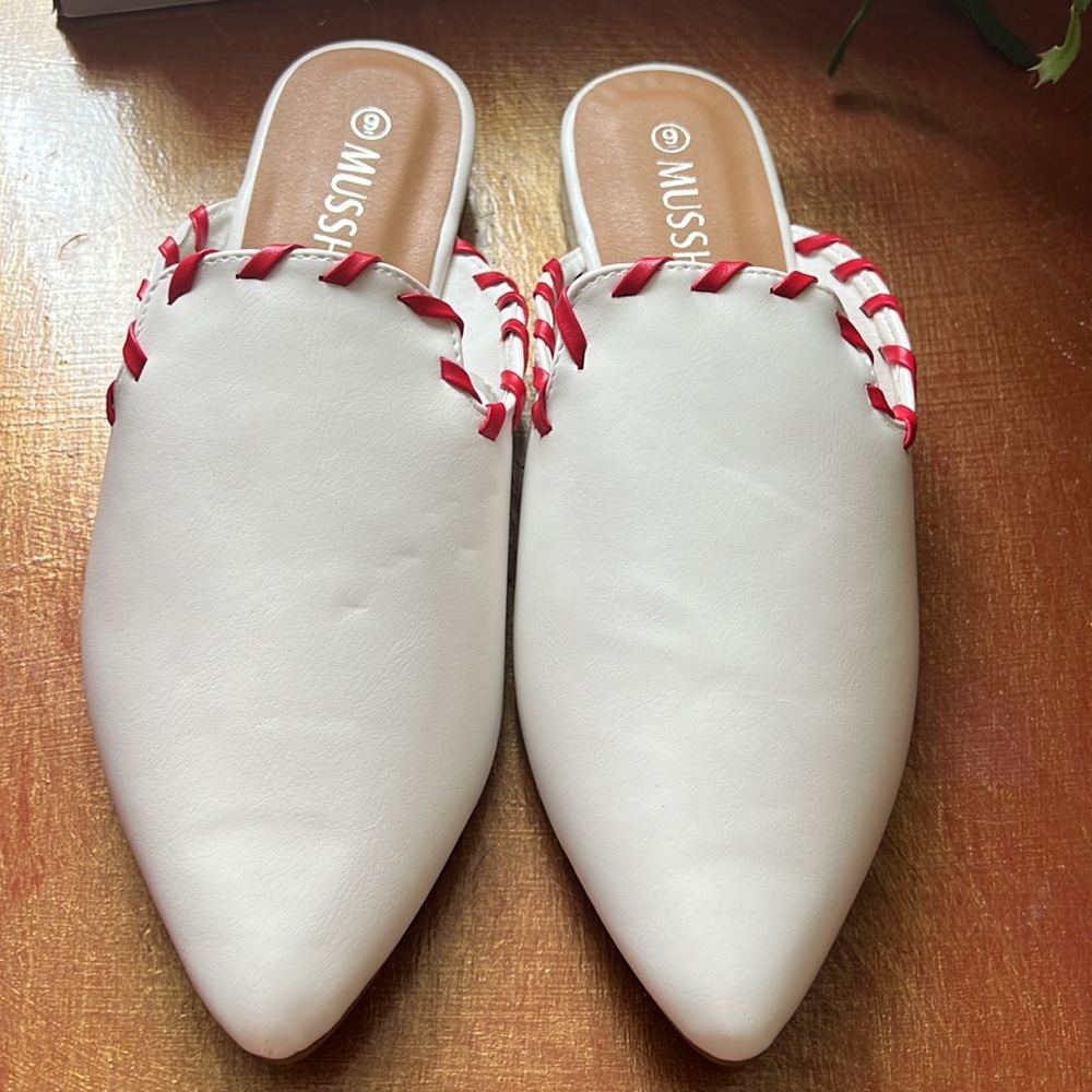 NWT MUSSHOE Red and white Mules for Women Slip On Pointed Toe Sz 9 Loafers Flats - Picture 4 of 9